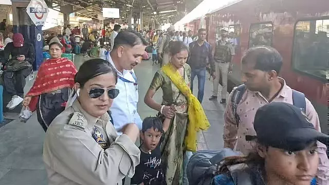 J&K छोड़ने को आतुर पर्यटक; रेलवे मार्ग चुना गया, 2 दिन में 4,000 लोग घाटी छोड़कर गए J&K छोड़ने को आतुर पर्यटक; रेलवे मार्ग चुना गया, 2 दिन में 4,000 लोग घाटी छोड़कर गए