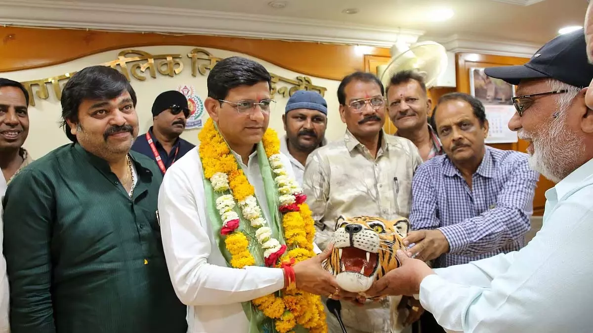 सड़क चौड़ीकरण परियोजना के लिए ध्वस्तीकरण योजना को संशोधित करने के लिए महापौर को धन्यवाद दिया सड़क चौड़ीकरण परियोजना के लिए ध्वस्तीकरण योजना को संशोधित करने के लिए महापौर को धन्यवाद दिया