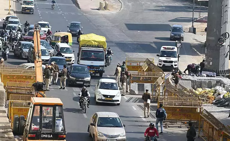 Delhi बॉर्डर पर वाहनों की निगरानी को लेकर ANPR कैमरे लगेंगे Delhi बॉर्डर पर वाहनों की निगरानी को लेकर ANPR कैमरे लगेंगे