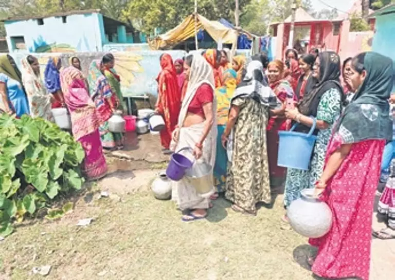 Odisha के झुपुडीपारा में जल संकट, ट्यूबवेल खराब, टैंकर सेवा में देरी Odisha के झुपुडीपारा में जल संकट, ट्यूबवेल खराब, टैंकर सेवा में देरी