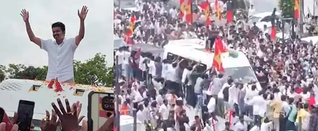 विजय कोयम्बटूर पहुंचे: स्वयंसेवकों ने उनका उत्साहपूर्ण स्वागत किया विजय कोयम्बटूर पहुंचे: स्वयंसेवकों ने उनका उत्साहपूर्ण स्वागत किया
