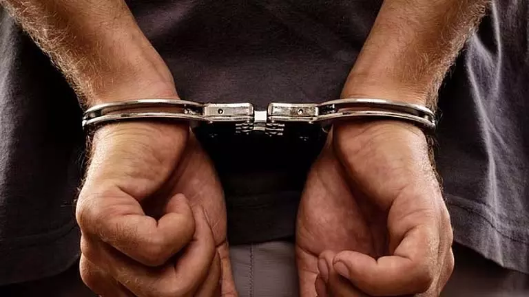 Delhi Police ने अंतरराज्यीय हथियार तस्करी रैकेट का किया भंडाफोड़, लाइसेंसधारी डीलर शामिल Delhi Police ने अंतरराज्यीय हथियार तस्करी रैकेट का किया भंडाफोड़, लाइसेंसधारी डीलर शामिल