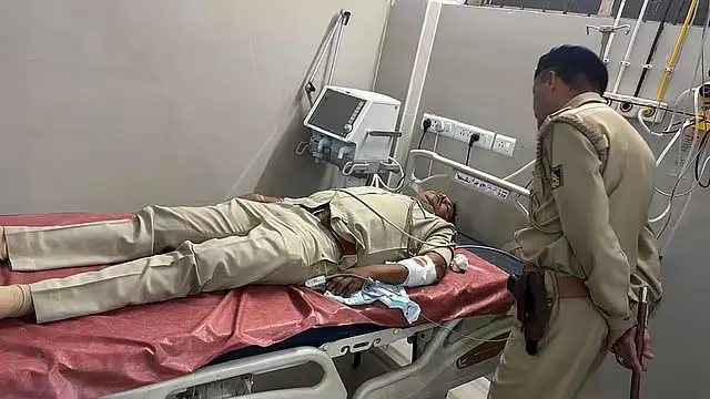 ATM लूट का दूसरा प्रयास: पुलिस ने दो लुटेरों को गोली मारकर गिरफ्तार किया ATM लूट का दूसरा प्रयास: पुलिस ने दो लुटेरों को गोली मारकर गिरफ्तार किया