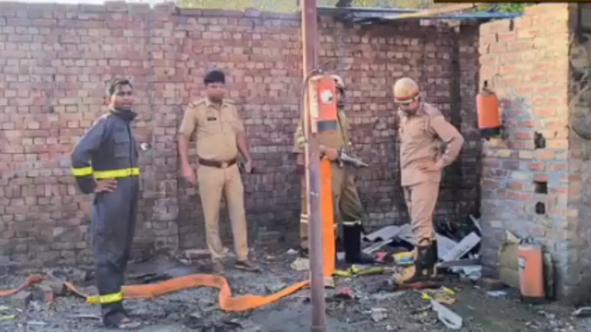 Saharanpur पटाखा फैक्ट्री में ब्लास्ट से जिला दहला, 3 की दर्दनाक मौत Saharanpur पटाखा फैक्ट्री में ब्लास्ट से जिला दहला, 3 की दर्दनाक मौत