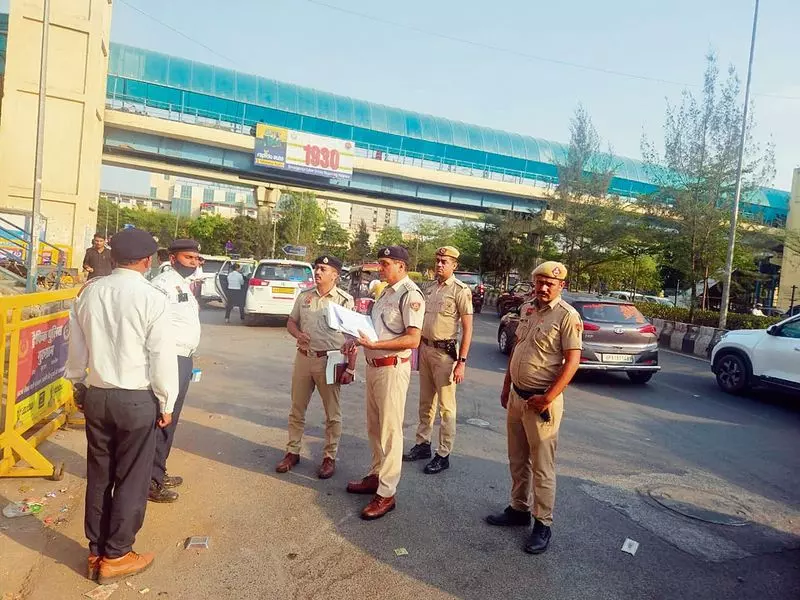 Gurugram में औचक निरीक्षण के दौरान 2 ट्रैफिक पुलिसकर्मी लापरवाही के दोषी पाए गए Gurugram में औचक निरीक्षण के दौरान 2 ट्रैफिक पुलिसकर्मी लापरवाही के दोषी पाए गए