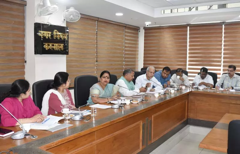 Haryana : मेयर ने अधिकारियों से 15 जून तक नालियों की सफाई और सड़कों की मरम्मत करने को कहा Haryana : मेयर ने अधिकारियों से 15 जून तक नालियों की सफाई और सड़कों की मरम्मत करने को कहा