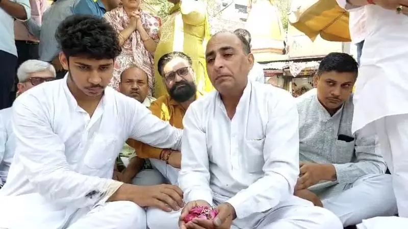 Haryana : लेफ्टिनेंट विनय नरवाल की अस्थियां गंगा में विसर्जित Haryana : लेफ्टिनेंट विनय नरवाल की अस्थियां गंगा में विसर्जित