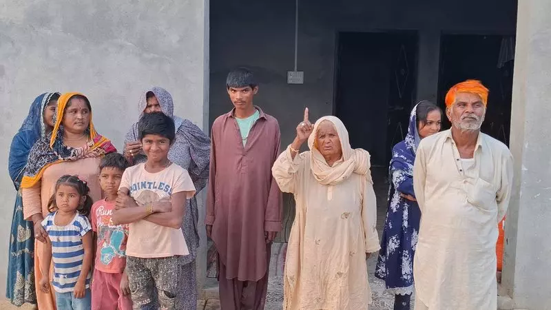 पहलगाम हमले के बाद हिसार से दिल्ली आया Pakistani हिंदू परिवार पहलगाम हमले के बाद हिसार से दिल्ली आया Pakistani हिंदू परिवार