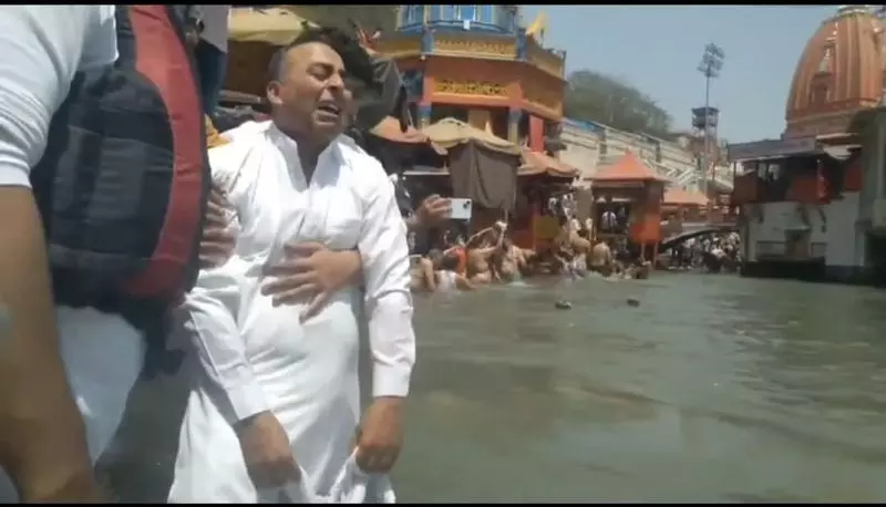 Haryana : लेफ्टिनेंट विनय नरवाल के पिता बेटे की अस्थियां गंगा में विसर्जित करते समय रो पड़े Haryana : लेफ्टिनेंट विनय नरवाल के पिता बेटे की अस्थियां गंगा में विसर्जित करते समय रो पड़े