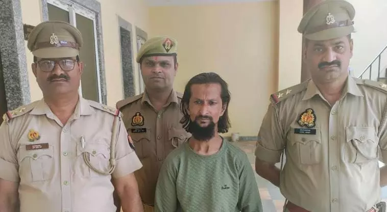 Bareilly: पुलिस ने सिर काटने की धमकी देने वाला चोटी कटवा को दबोचा Bareilly: पुलिस ने सिर काटने की धमकी देने वाला चोटी कटवा को दबोचा