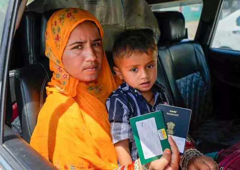 Punjab: पारगमन प्रतिबंध के कारण सीमा पार विवाहित महिलाएं फंसी Punjab: पारगमन प्रतिबंध के कारण सीमा पार विवाहित महिलाएं फंसी