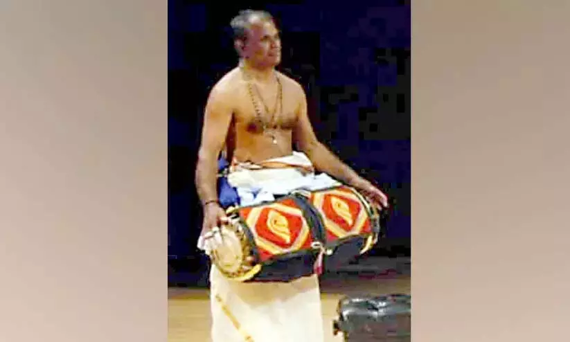 Kerala: कथकली मंच पर मद्दलवदन कुलपट्टी की शुरुआत Kerala: कथकली मंच पर मद्दलवदन कुलपट्टी की शुरुआत