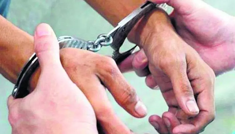 Manipur में पुलिस ने ब्राउन शुगर और हेरोइन पकड़ी, दो तस्कर गिरफ्तार Manipur में पुलिस ने ब्राउन शुगर और हेरोइन पकड़ी, दो तस्कर गिरफ्तार