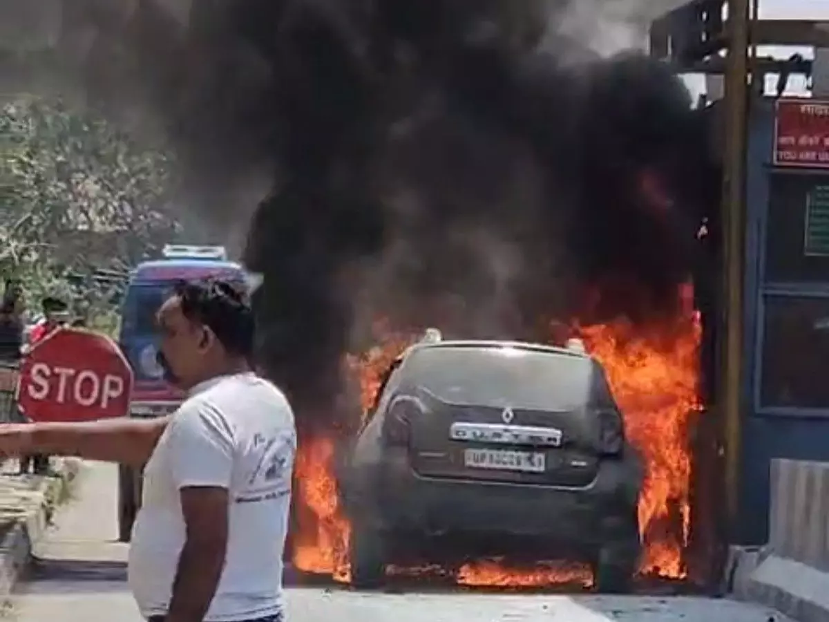 Bareilly: टोल प्लाजा पर कार में आग, फतेहगंज पश्चिमी में मचा हड़कंप Bareilly: टोल प्लाजा पर कार में आग, फतेहगंज पश्चिमी में मचा हड़कंप