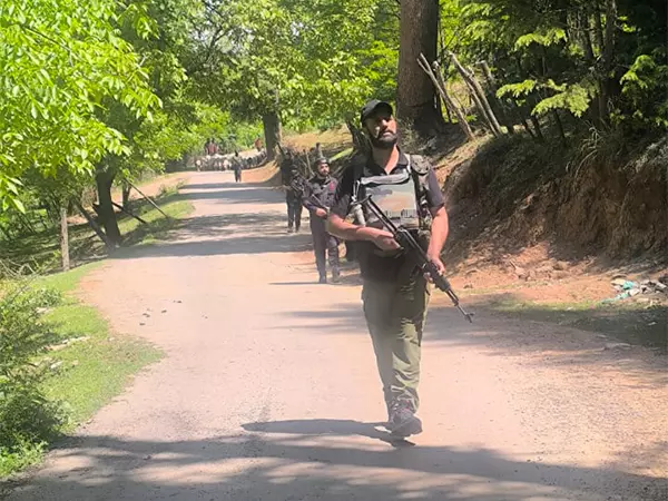 Pahalgam हमले के बाद अनंतनाग पुलिस ने आतंकवाद विरोधी अभियान तेज कर दिया Pahalgam हमले के बाद अनंतनाग पुलिस ने आतंकवाद विरोधी अभियान तेज कर दिया