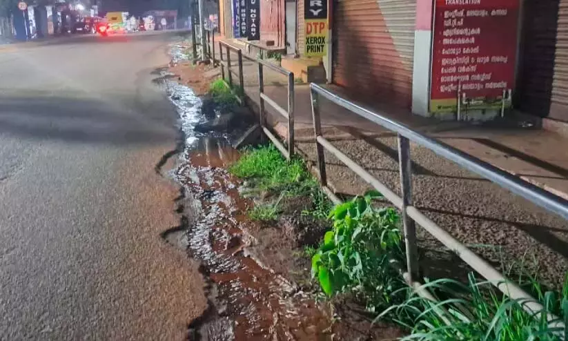पीने का पानी सड़क पर बहता है; अधिकारी आंखें मूंदे बैठे पीने का पानी सड़क पर बहता है; अधिकारी आंखें मूंदे बैठे