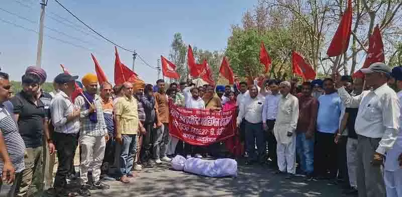 Jalandhar: सरकार का पुतला जलाया गया Jalandhar: सरकार का पुतला जलाया गया