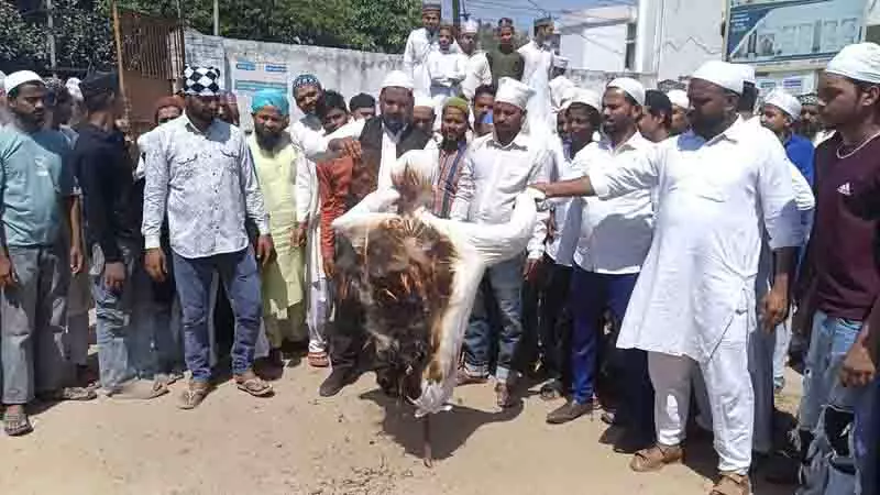 Jalandhar: मुसलमानों ने आतंकवाद का पुतला जलाया Jalandhar: मुसलमानों ने आतंकवाद का पुतला जलाया