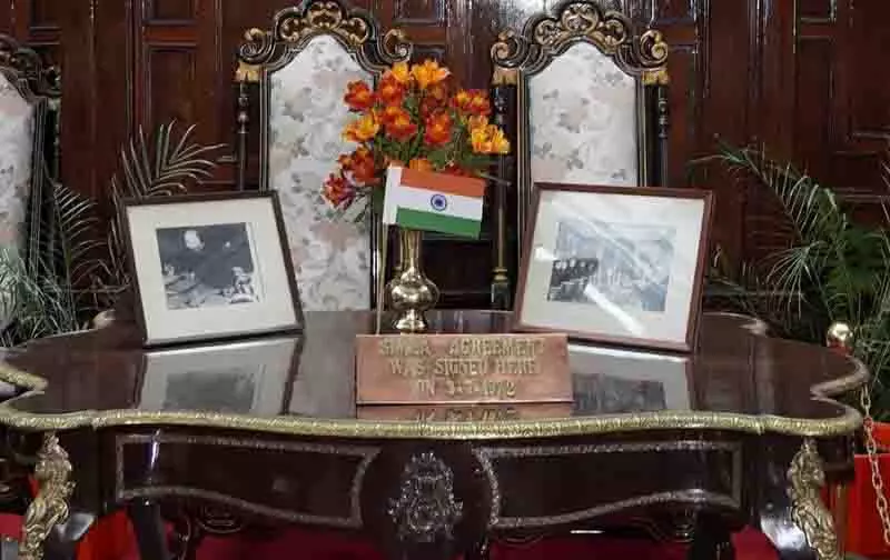 Raj Bhavan की उस मेज से पाकिस्तानी झंडा हटा दिया जिस पर शिमला समझौते पर हस्ताक्षर हुए Raj Bhavan की उस मेज से पाकिस्तानी झंडा हटा दिया जिस पर शिमला समझौते पर हस्ताक्षर हुए