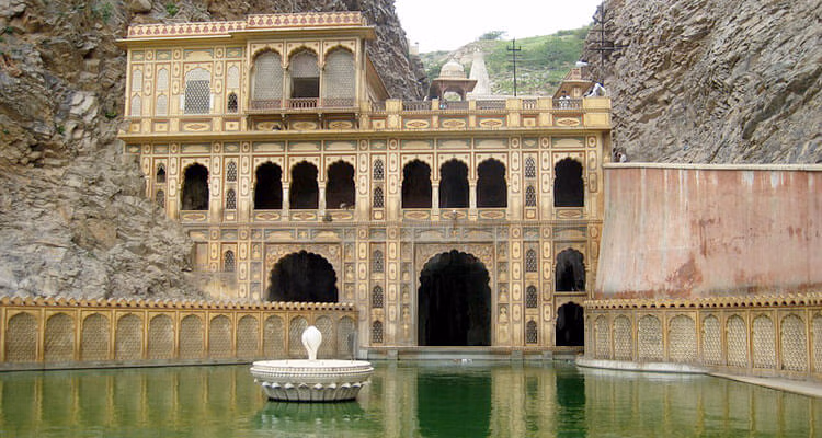 Jaipur का गलता जी मंदिर: सात सरोवरों के चमत्कार और बंदरों की अनूठी दुनिया Jaipur का गलता जी मंदिर: सात सरोवरों के चमत्कार और बंदरों की अनूठी दुनिया