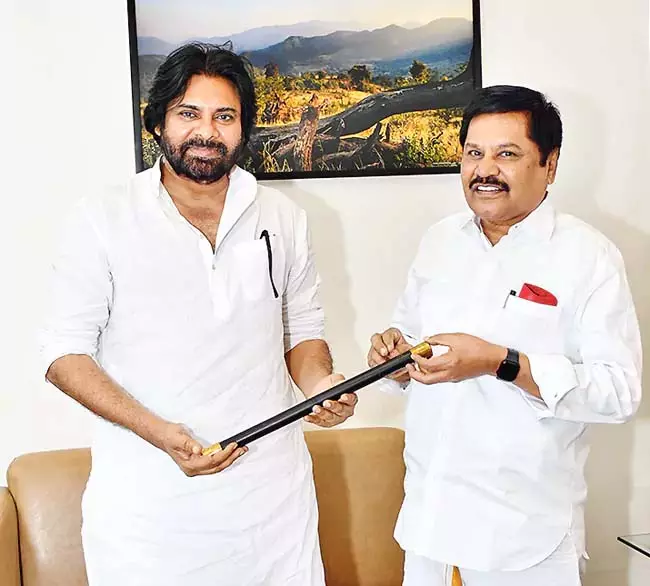 तमिल राजनेता राधाकृष्णन ने पवन कल्याण से मुलाकात की तमिल राजनेता राधाकृष्णन ने पवन कल्याण से मुलाकात की