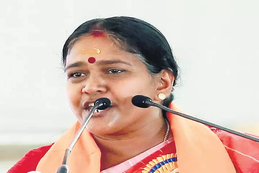 शोभा सुरेंद्रन के घर के पास पटाखे फोड़ने से मची अफरातफरी शोभा सुरेंद्रन के घर के पास पटाखे फोड़ने से मची अफरातफरी