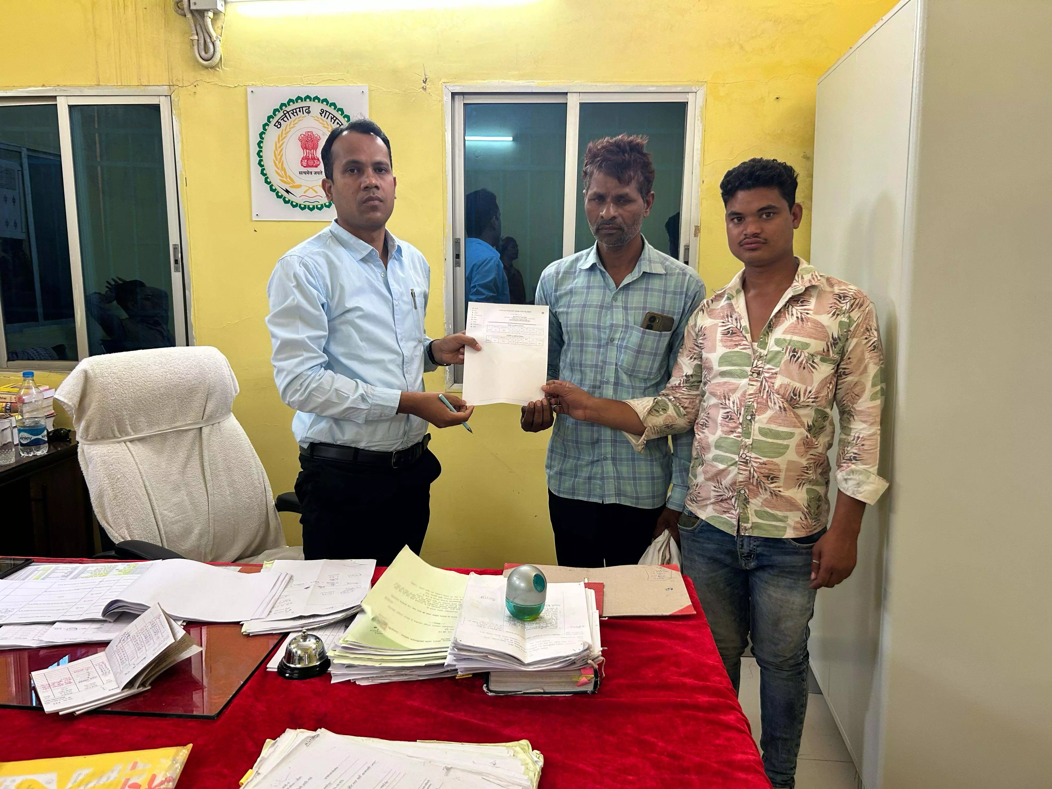 ऋण पुस्तिका में सुधार होने से ऋषि कुमार के चेहरे पर आई मुस्कुराहट ऋण पुस्तिका में सुधार होने से ऋषि कुमार के चेहरे पर आई मुस्कुराहट