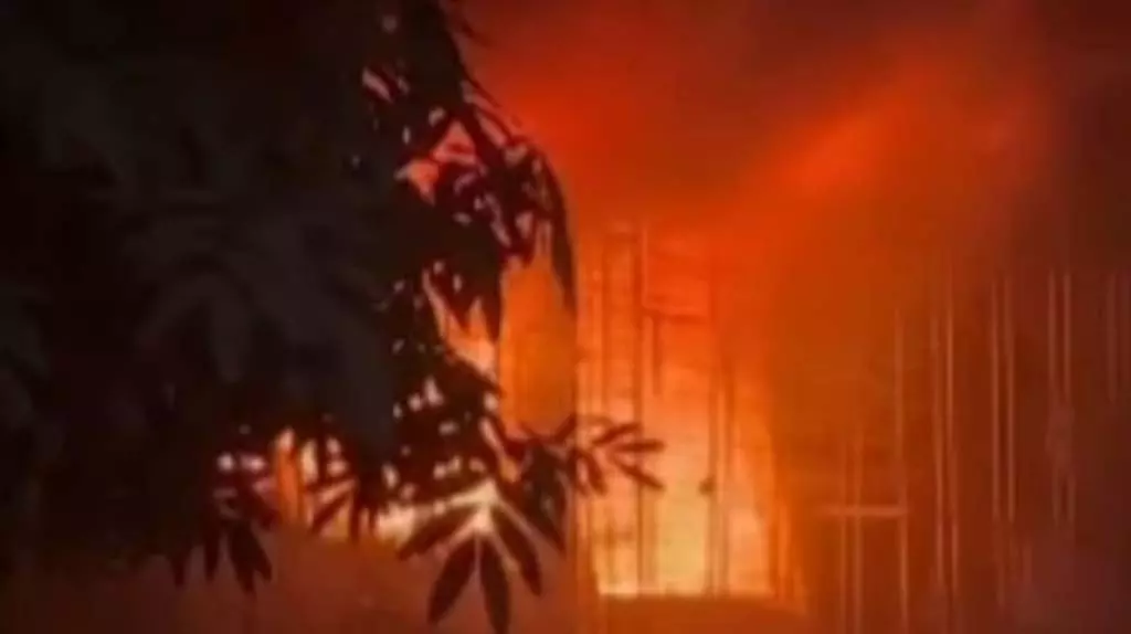 अंधेरी के अपार्टमेंट में आग लगने से महिला की मौत, 6 लोग दम घुटने से अस्पताल में भर्ती अंधेरी के अपार्टमेंट में आग लगने से महिला की मौत, 6 लोग दम घुटने से अस्पताल में भर्ती