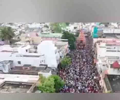 Srirangam में चिथिराई कार महोत्सव में भारी संख्या में श्रद्धालु उमड़े Srirangam में चिथिराई कार महोत्सव में भारी संख्या में श्रद्धालु उमड़े