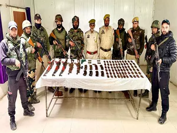 Machil में आतंकवादी ठिकाना ध्वस्त, भारी मात्रा में हथियार और गोलाबारूद बरामद Machil में आतंकवादी ठिकाना ध्वस्त, भारी मात्रा में हथियार और गोलाबारूद बरामद