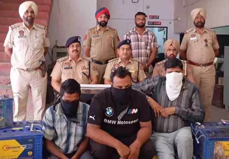 Ludhiana: ई-रिक्शा की बैटरी चुराने वाले गिरोह का पर्दाफाश, 3 गिरफ्तार Ludhiana: ई-रिक्शा की बैटरी चुराने वाले गिरोह का पर्दाफाश, 3 गिरफ्तार