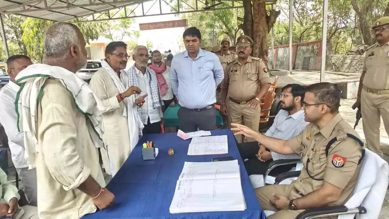 थाना समाधान दिवस का आयोजन, फरियाद लेकर पहुंचे कई लोग थाना समाधान दिवस का आयोजन, फरियाद लेकर पहुंचे कई लोग