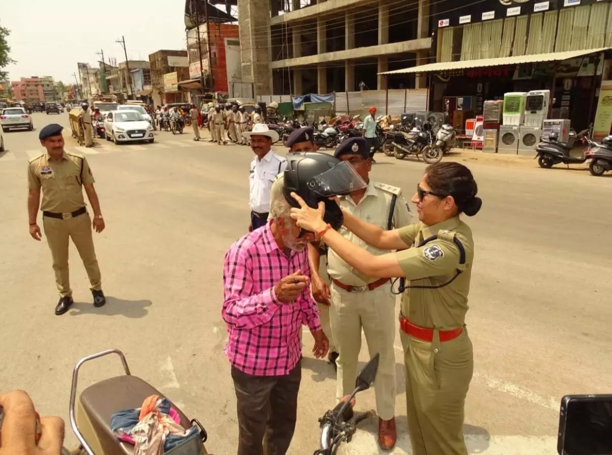 हेलमेट पहनो, जीवन बचाओ: बलौदाबाज़ार में चला जागरूकता अभियान हेलमेट पहनो, जीवन बचाओ: बलौदाबाज़ार में चला जागरूकता अभियान