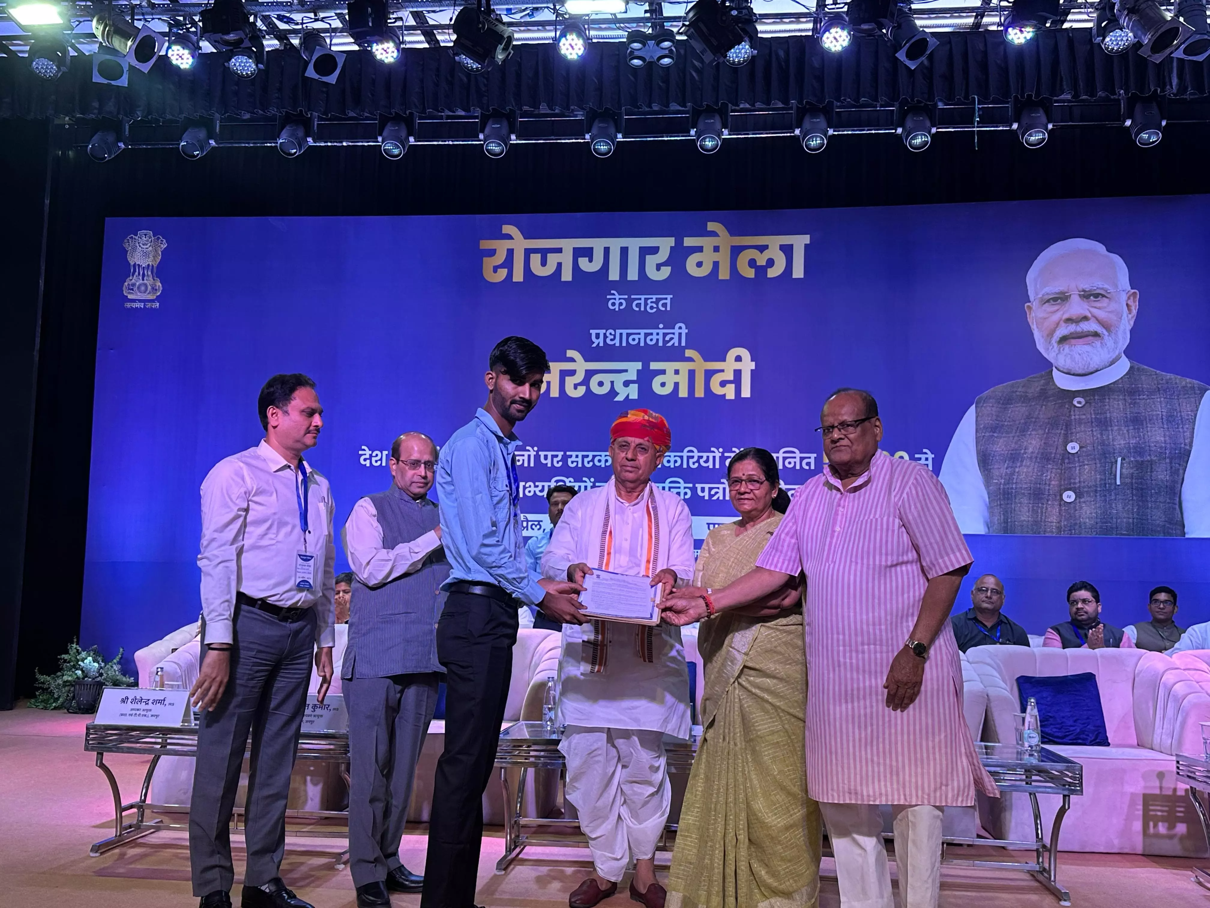Ajmer: रोजगार मेले में केंद्रीय कृषि राज्य मंत्री ने युवाओं को सौंपे नियुक्ति पत्र Ajmer: रोजगार मेले में केंद्रीय कृषि राज्य मंत्री ने युवाओं को सौंपे नियुक्ति पत्र
