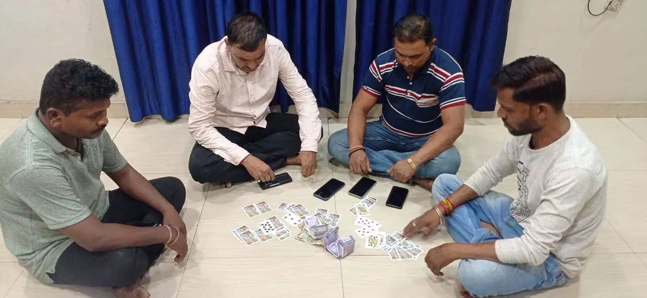 अश्विनी नगर में जुआ खेल रहे आरोपियों को रायपुर पुलिस ने रंगे हाथ पकड़ा अश्विनी नगर में जुआ खेल रहे आरोपियों को रायपुर पुलिस ने रंगे हाथ पकड़ा