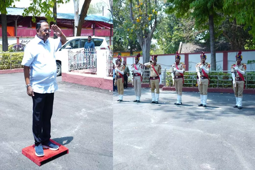 राम विचार नेताम को पुलिस जवानों ने दिया गॉड ऑफ ऑनर, जताया सम्मान राम विचार नेताम को पुलिस जवानों ने दिया गॉड ऑफ ऑनर, जताया सम्मान