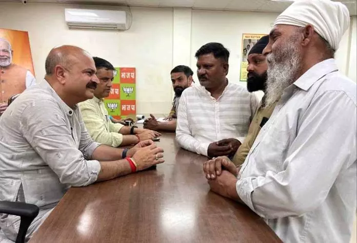 Jammu: युद्धवीर सेठी-सुरिंदर भगत ने लगाया जनता दरबार Jammu: युद्धवीर सेठी-सुरिंदर भगत ने लगाया जनता दरबार