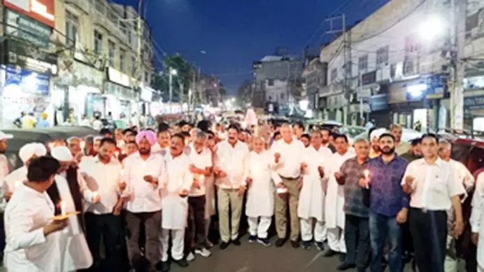 Jammu: कांग्रेस ने आतंकवाद के खिलाफ निकाला कैंडल मार्च Jammu: कांग्रेस ने आतंकवाद के खिलाफ निकाला कैंडल मार्च