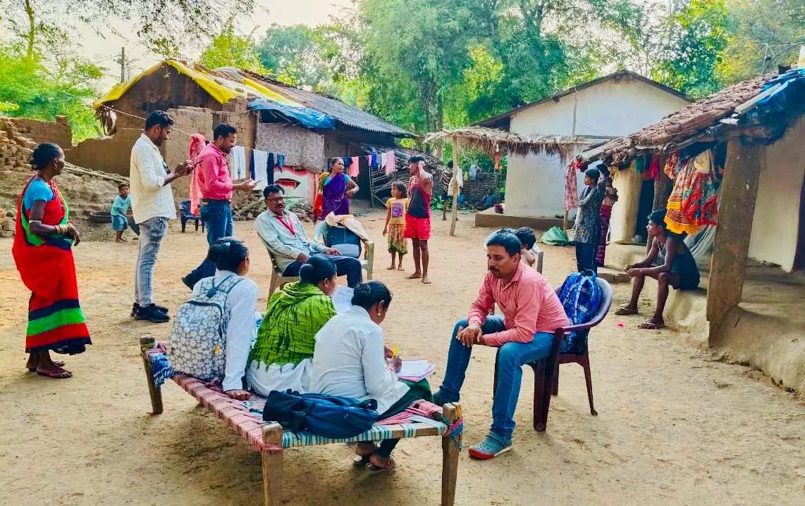 सुकमा में घर-घर जाकर बन रहे आयुष्मान कार्ड, शासन की योजनाओं का लाभ सुकमा में घर-घर जाकर बन रहे आयुष्मान कार्ड, शासन की योजनाओं का लाभ
