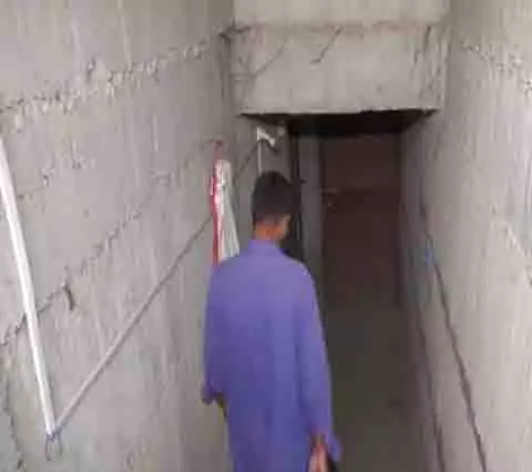 पहलगाम हमले के बाद तनाव बढ़ने की आशंका के बीच नियंत्रण रेखा के पास के ग्रामीणों ने बंकरों की सफाई की पहलगाम हमले के बाद तनाव बढ़ने की आशंका के बीच नियंत्रण रेखा के पास के ग्रामीणों ने बंकरों की सफाई की