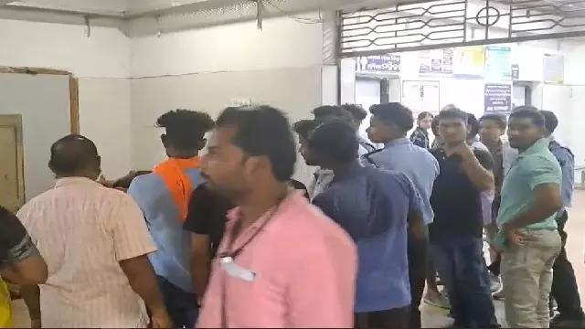 Odisha के संबलपुर में युवक की चाकू घोंपकर हत्या Odisha के संबलपुर में युवक की चाकू घोंपकर हत्या