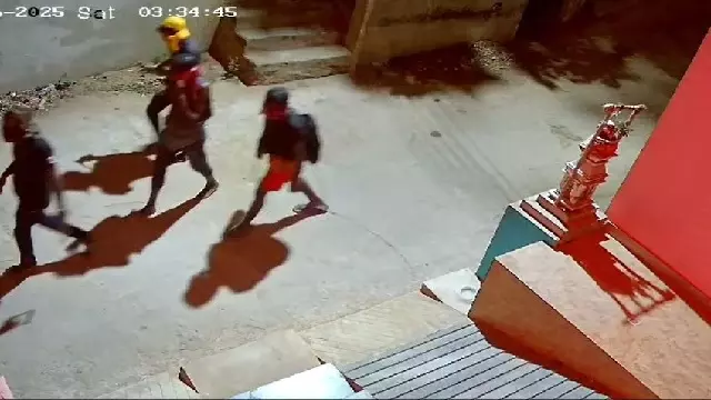 लिंगीपुर में सोने के आभूषण, नकदी की लूट, CCTV फुटेज सामने आया लिंगीपुर में सोने के आभूषण, नकदी की लूट, CCTV फुटेज सामने आया