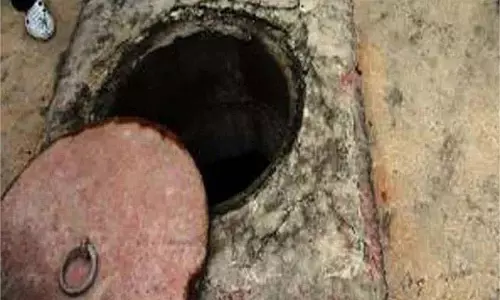 Haryana: सीवर लाइन साफ करते समय जहरीली गैस की चपेट में आने से कर्मचारियों की मौत Haryana: सीवर लाइन साफ करते समय जहरीली गैस की चपेट में आने से कर्मचारियों की मौत