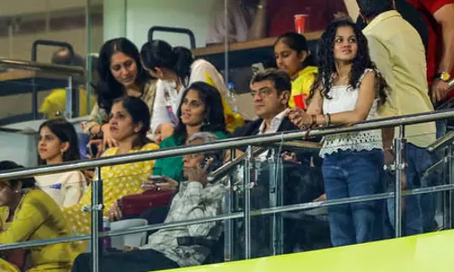 अभिनेता अजित कुमार परिवार के साथ सीएसके और हैदराबाद का मैच देखने चेपॉक पहुंचे