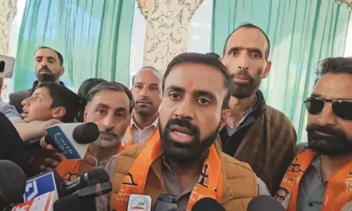 Kashmiri शहीद युवक के परिवार को महाराष्ट्र उपमुख्यमंत्री से सहायता राशि