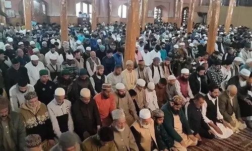 पहलगाम में शुक्रवार के उपदेश पर्यटकों और प्रवासी श्रमिकों तक पहुंचे पहलगाम में शुक्रवार के उपदेश पर्यटकों और प्रवासी श्रमिकों तक पहुंचे