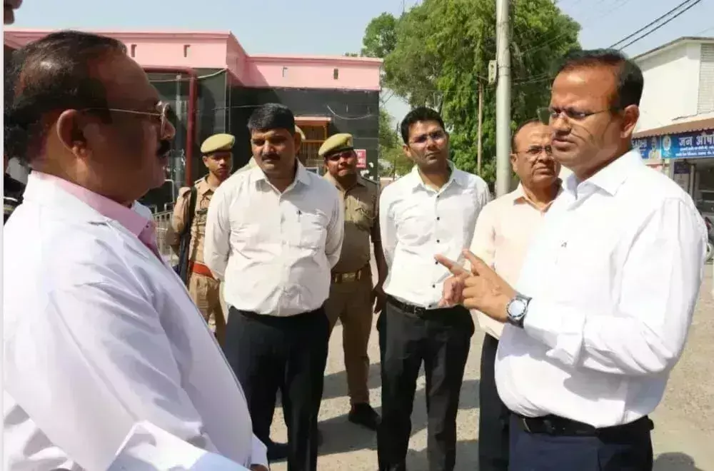 Azamgarh: डीएम का अस्पताल पर औचक निरीक्षण, लापरवाही पर जताई सख्त नाराज़गी Azamgarh: डीएम का अस्पताल पर औचक निरीक्षण, लापरवाही पर जताई सख्त नाराज़गी