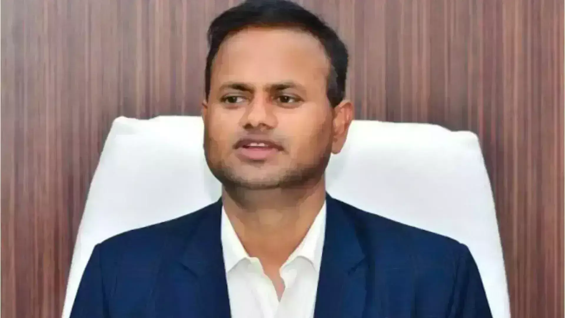Azamgarh: जिलाधिकारी रवीन्द्र कुमार द्वितीय का संदेश: विकास और पारदर्शिता प्राथमिक लक्ष्य Azamgarh: जिलाधिकारी रवीन्द्र कुमार द्वितीय का संदेश: विकास और पारदर्शिता प्राथमिक लक्ष्य