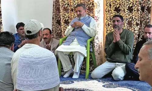 Srinagar अल्ताफ बुखारी ने आदिल हुसैन के परिजनों से की मुलाकात