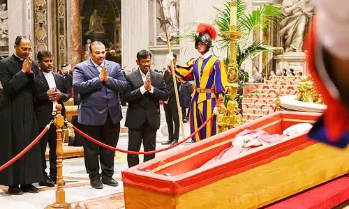 मंत्री नासिर ने पोप फ्रांसिस को श्रद्धांजलि अर्पित की
